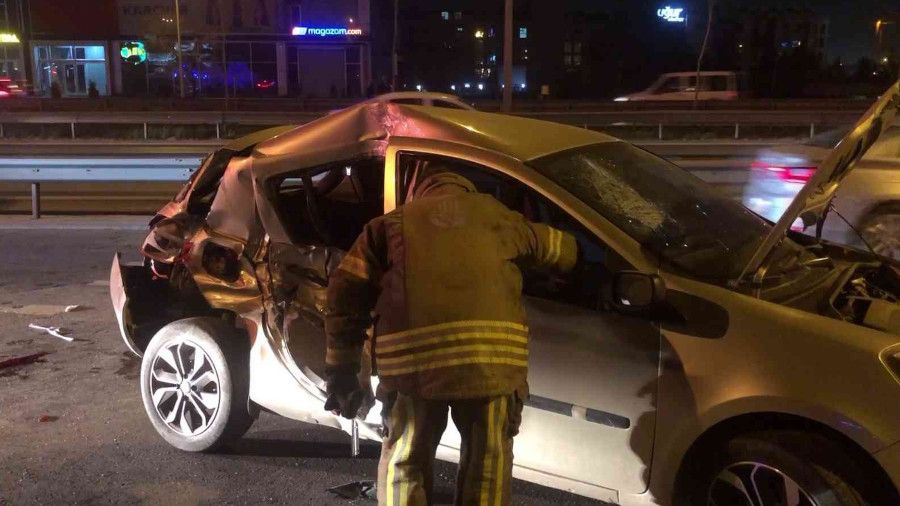 Tuzla'da kontrolden çıkan otomobil park halindeki minibüse çarptı