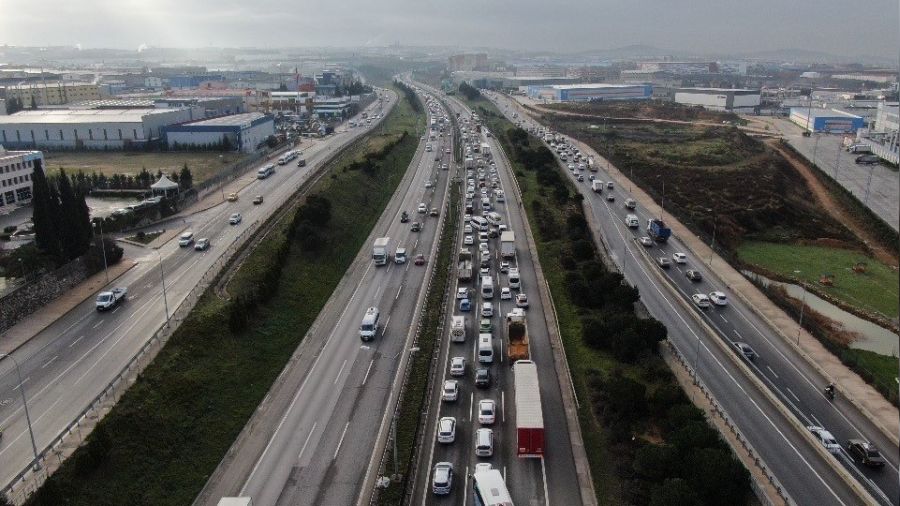 Tuzla'da tır, İETT otobüsü ve yol bakım aracına çarptı: 2 ölü