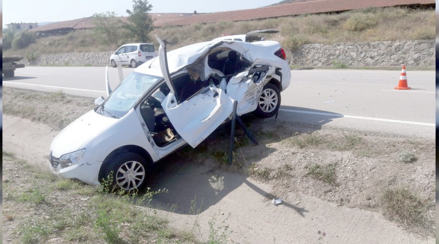 U dönüşü yapmak isteyen traktör kazaya neden oldu
