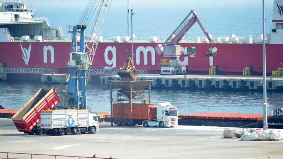 Ukrayna'dan gelen buğday kamyonlara aktarılıyor