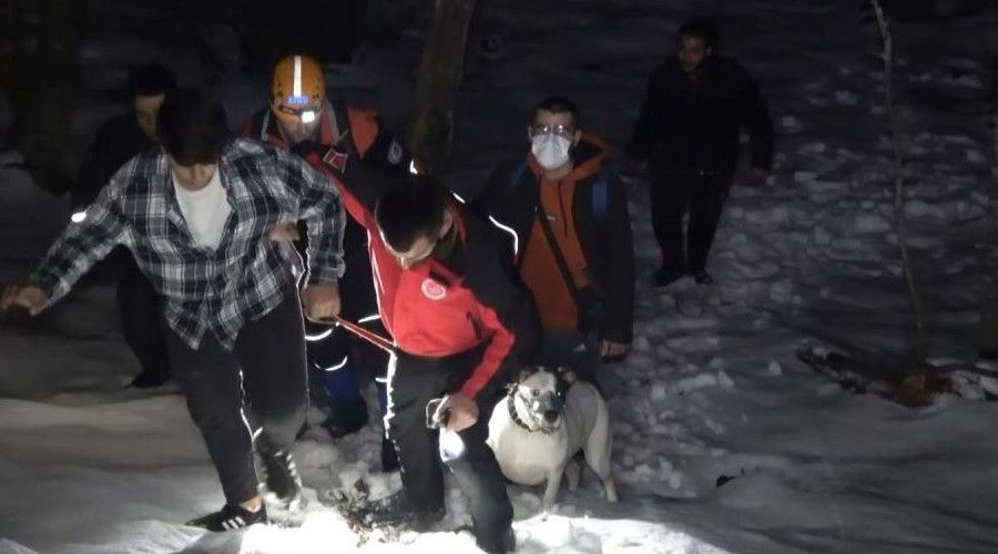 Uludağ'da yere düşen Türk bayrağını tekrar göndere çeken 3 genç tepede mahsur kaldı