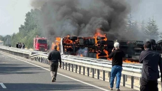 Uşak'ta bariyere çarpan alkol yüklü tır alev aldı