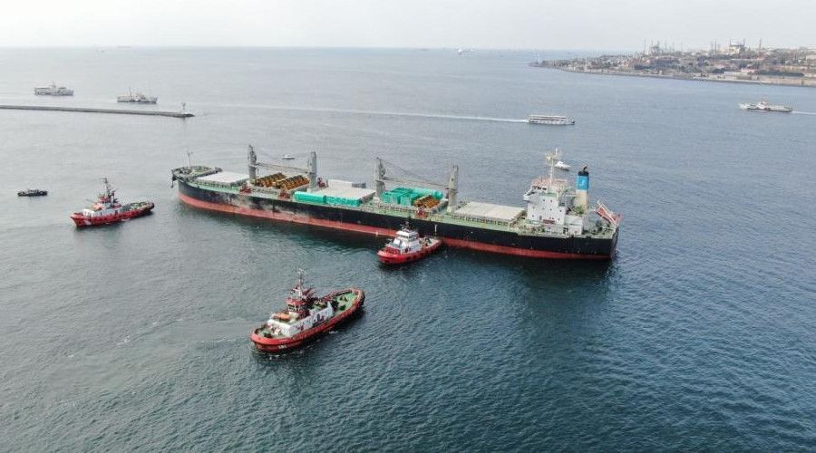 Üsküdar'da Haydarpaşa Limanı açıklarında kuru yük gemisi karaya oturdu