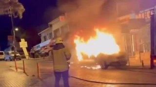 Üsküdar'da park halindeki otomobil alev alev yandı