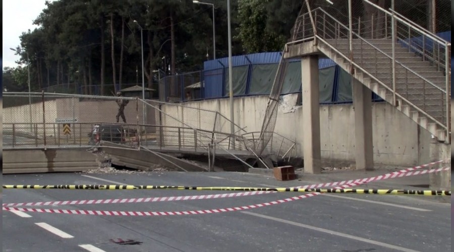 Üstgeçit çöktü, yol trafiğe kapandı