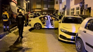 Uygulamadan kaçıp 4 otomobile çarpan araçtan silah çıktı