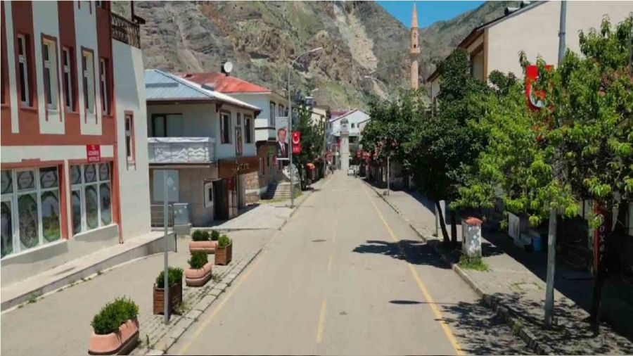 Uzundere bayramda 'hayalet kent' oldu