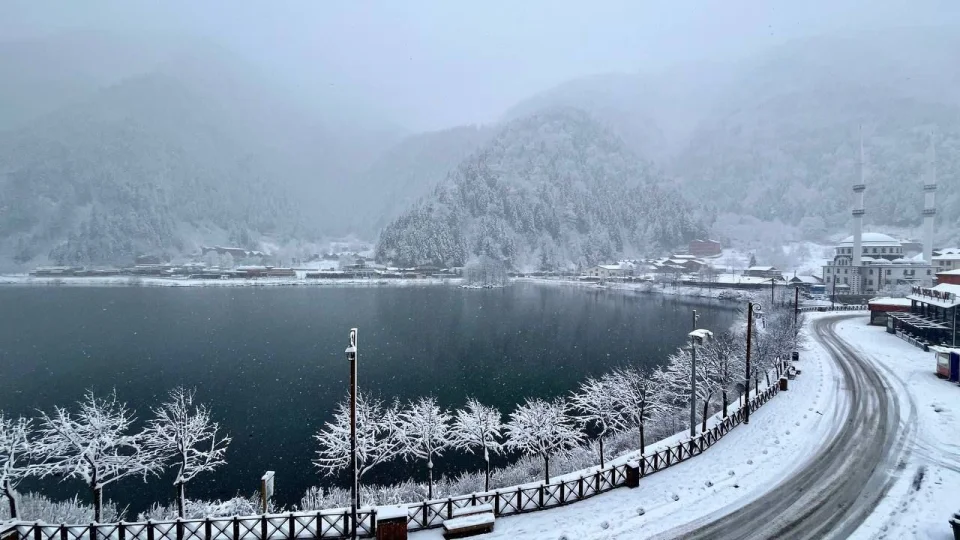 Uzung�l beyaz gelinli�ini giydi