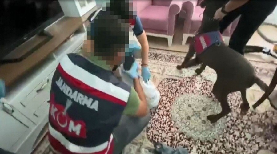 Vadi evin her yerinde uyuşturucu buldu