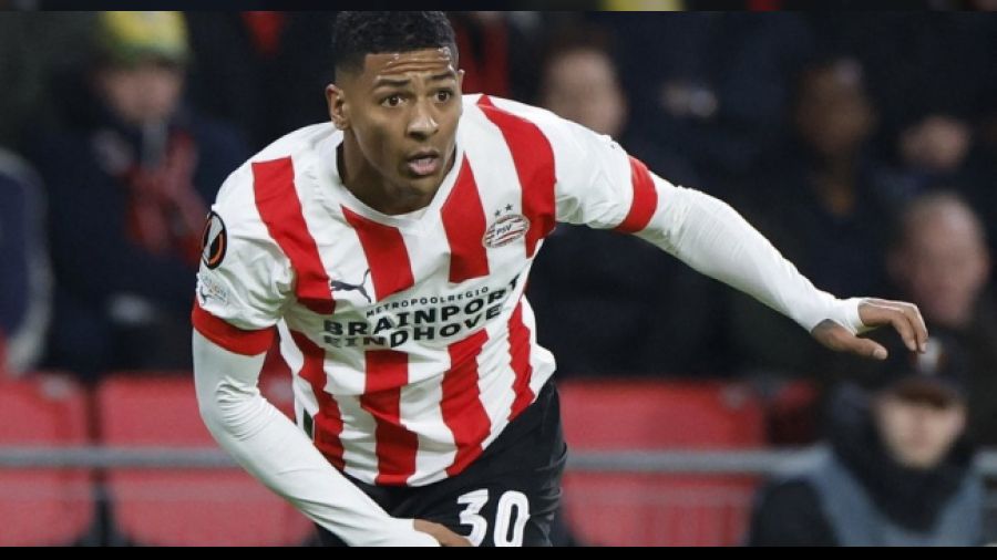 Van Aanholt yoluna PSV'de devam edecek 