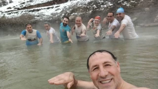 Van'da dondurucu soğukta kaplıca keyfi