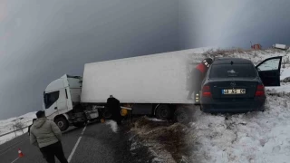 Van'da otomobille tır çarpıştı: 3 yaralı