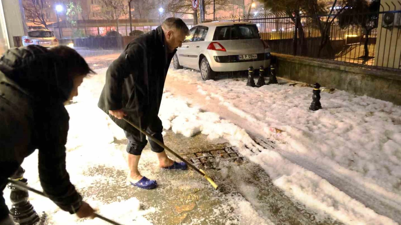 Vatandaşlar sokakta kar değil, dolu küredi