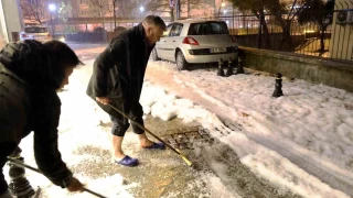 Vatandaşlar sokakta kar değil, dolu küredi