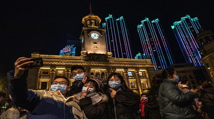 Wuhan'da meydanlar doldu taştı