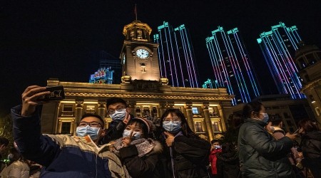 Wuhan'da meydanlar doldu taştı