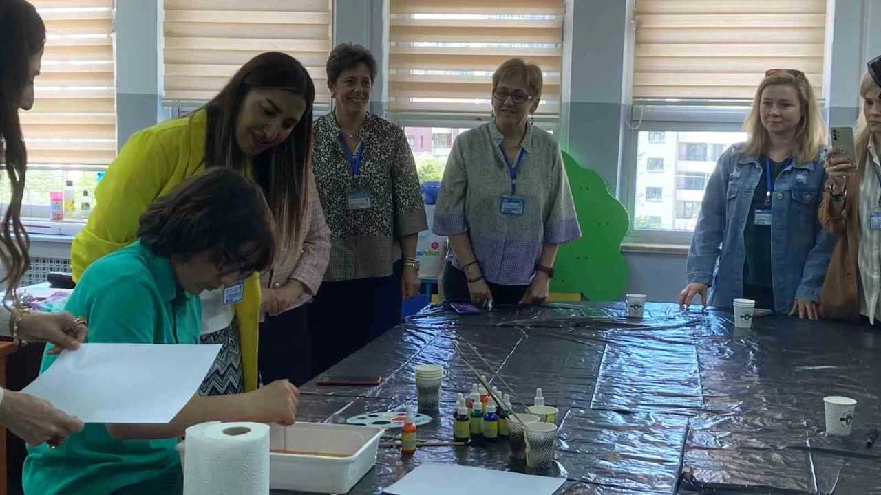 Yabancı öğrenciler ebru sanatı ile tanıştı