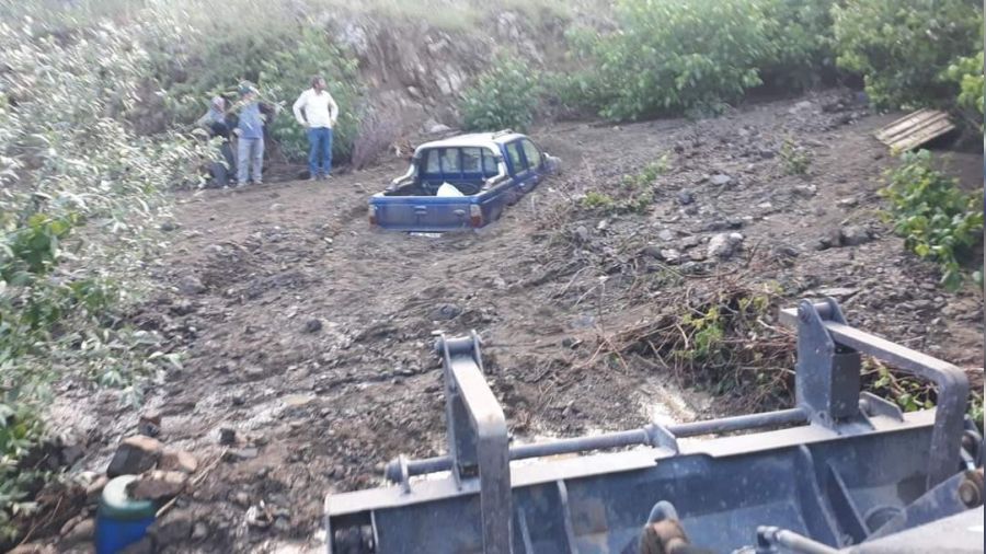 Yağış sonrası toprak kayması meydana geldi