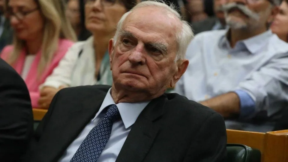 Yakla��k 70 y�ll�k CHP �yeli�ini noktalayan �nder Sav CHP'den istifa etti