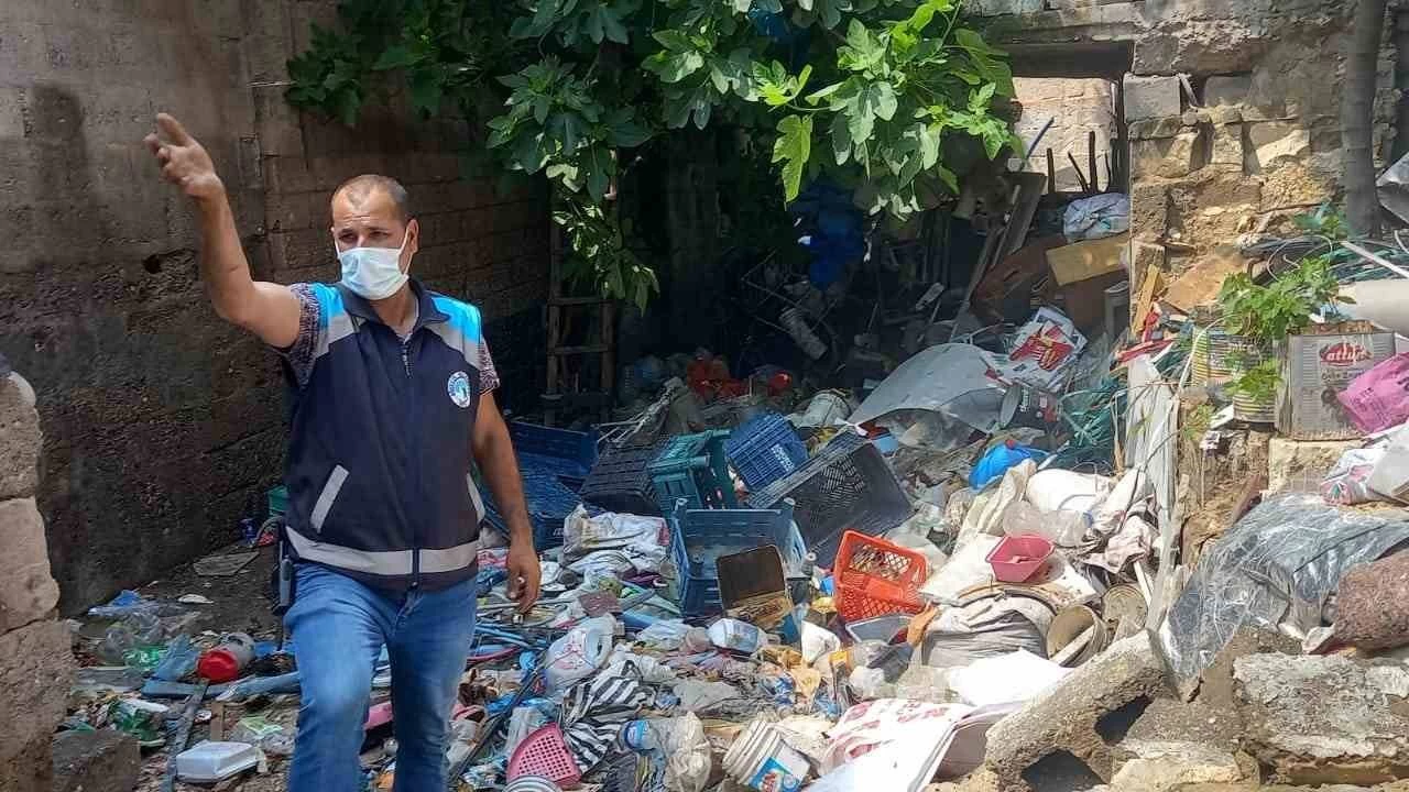 Yalnız yaşayan kadının evinden 3 kamyon çöp çıktı