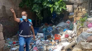 Yalnız yaşayan kadının evinden 3 kamyon çöp çıktı