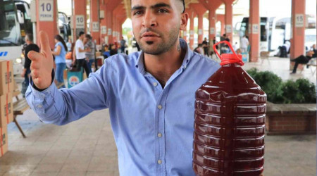 Yanan motosikleti 150 litre şalgam suyu dökerek söndürdüler
