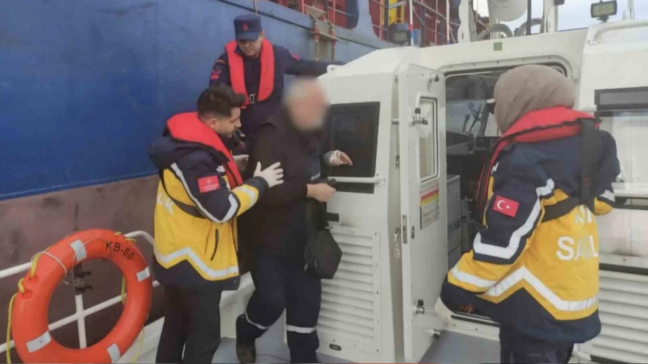 Yaralanan gemicnin yard�m�na sahil g�venlik yeti�ti