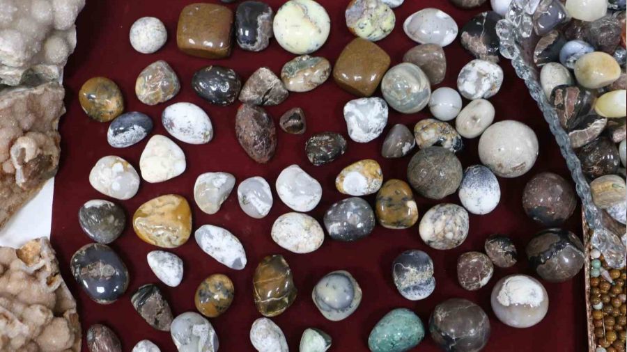 Yarı değerli taşlar Diyarbakır'da kadınların elinde şekilleniyor