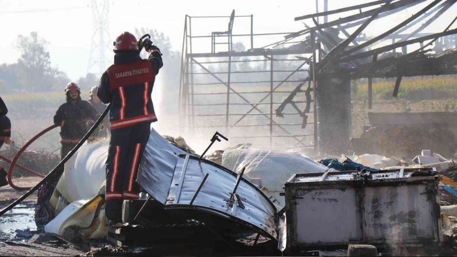 Yatak s�ngeri �reten tesiste korkutan yang�n