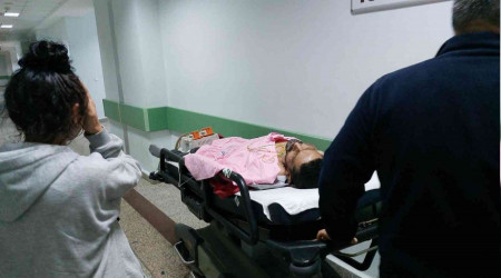 Yemek yerken kardeşinin bıçaklı saldırısında ağır yaralandı