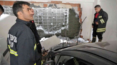 Yeni aldığı otomobilin üzerine duvar devrildi