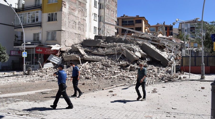 Yıkım sırasında bir anda çöktü