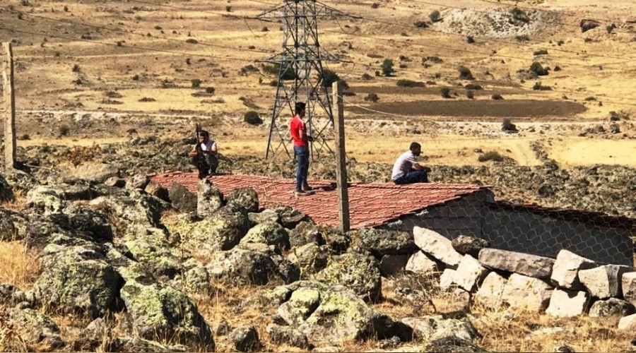 Yıkıma gelen ekiplere tüfekle karşılık verdiler