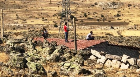 Yıkıma gelen ekiplere tüfekle karşılık verdiler