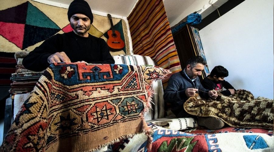 Yıpranmış antika halılara Türk neşteri