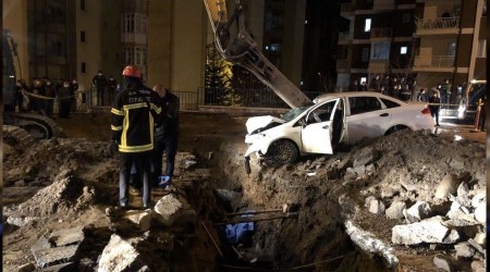 Yol çalışması için açılan çukura uçtu