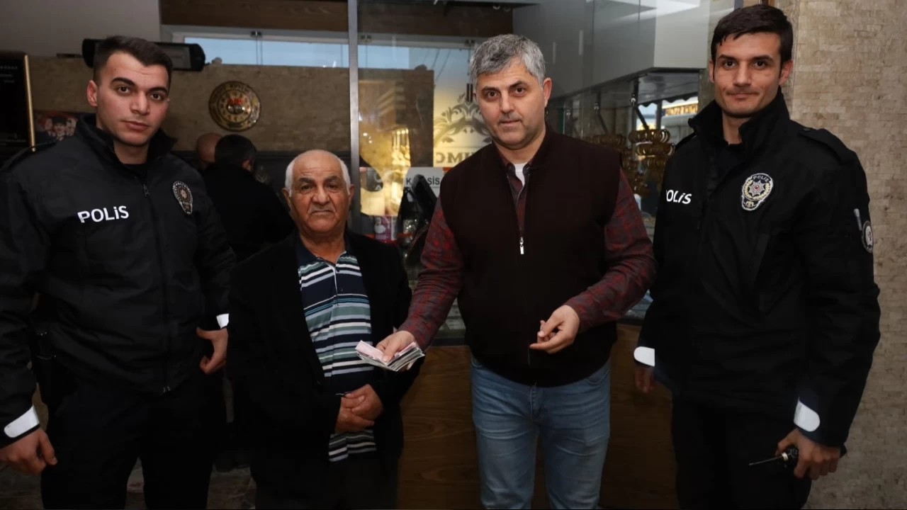 Yolda bulduu bin 700 dolar sahibine teslim etti