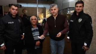 Yolda bulduu bin 700 dolar sahibine teslim etti