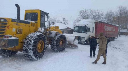 Yolda kalan tırın yardımına ekipler yetişti