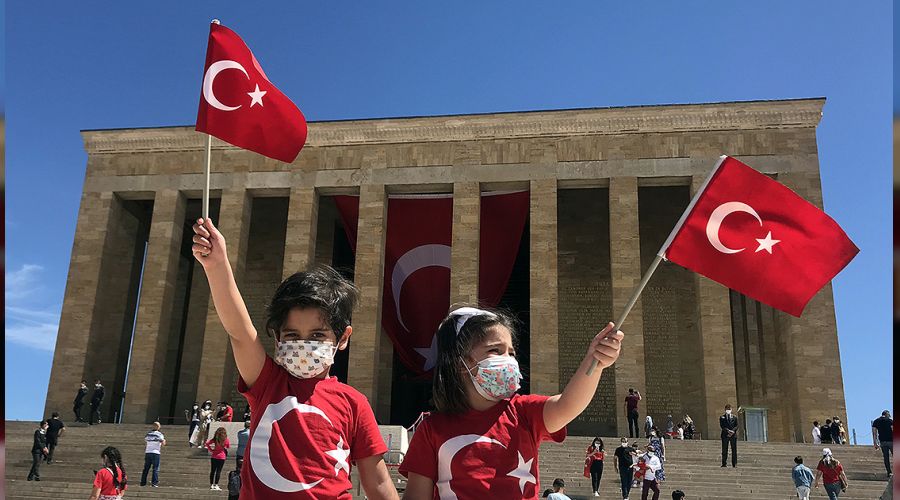 Zafer bayramında Ata'ya sevgi seli