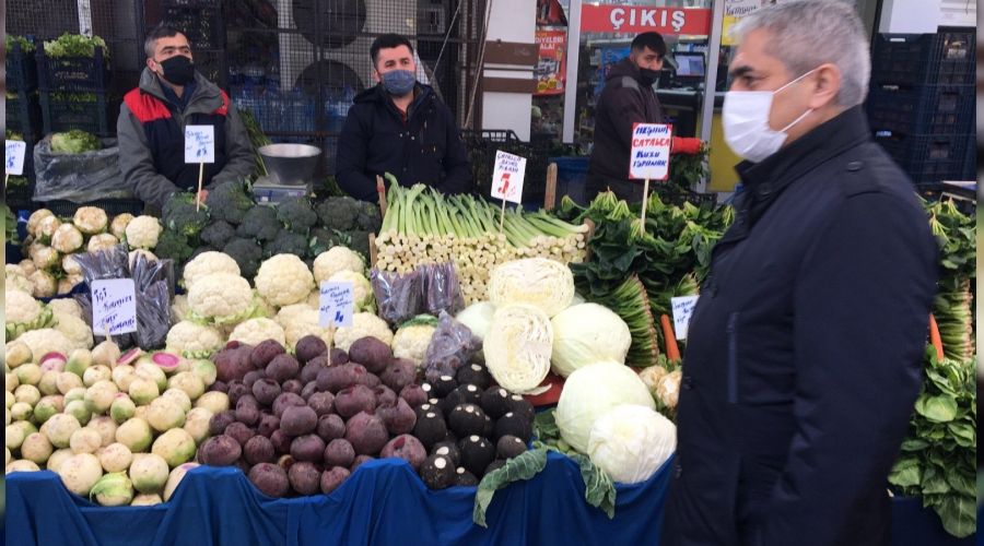 Zeytinburnu'nda semt pazarlarnda korona denetimi