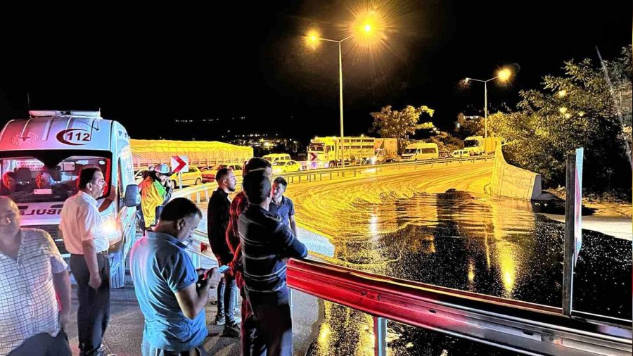 Zift dolu tanker devrildi, yol ulaşıma kapandı