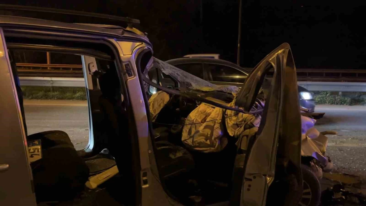 Zincirleme kazaya karışan araç kağıt gibi ezildi: 1'i ağır 3 yaralı