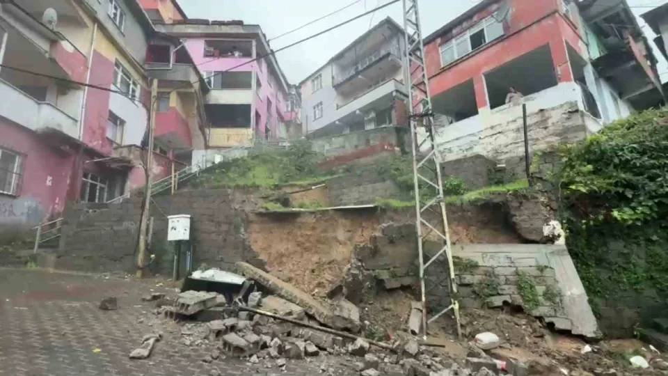 Zonguldak'ta ya����n ard�ndan istinat duvar� ��kt�