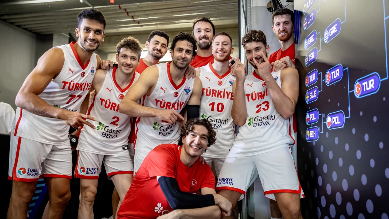 12 Dev Adam�n yar� finaldeki rakibi Yunanistan