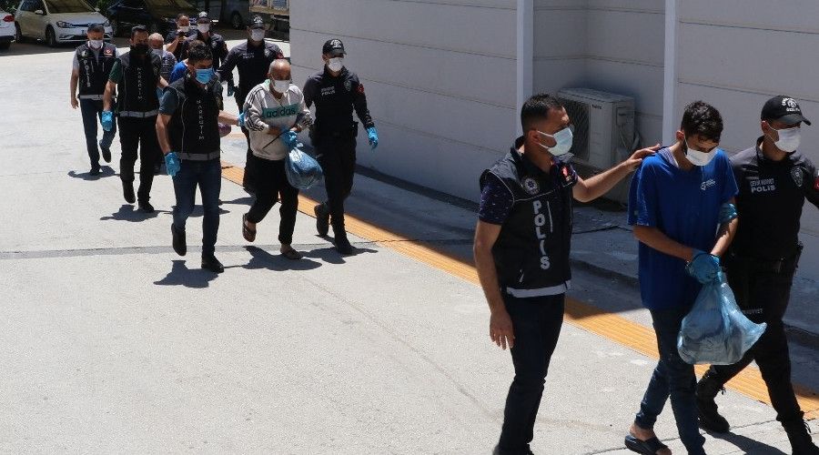 1,5 ton esrar�n ��phelileri adliyeye sevk edildi