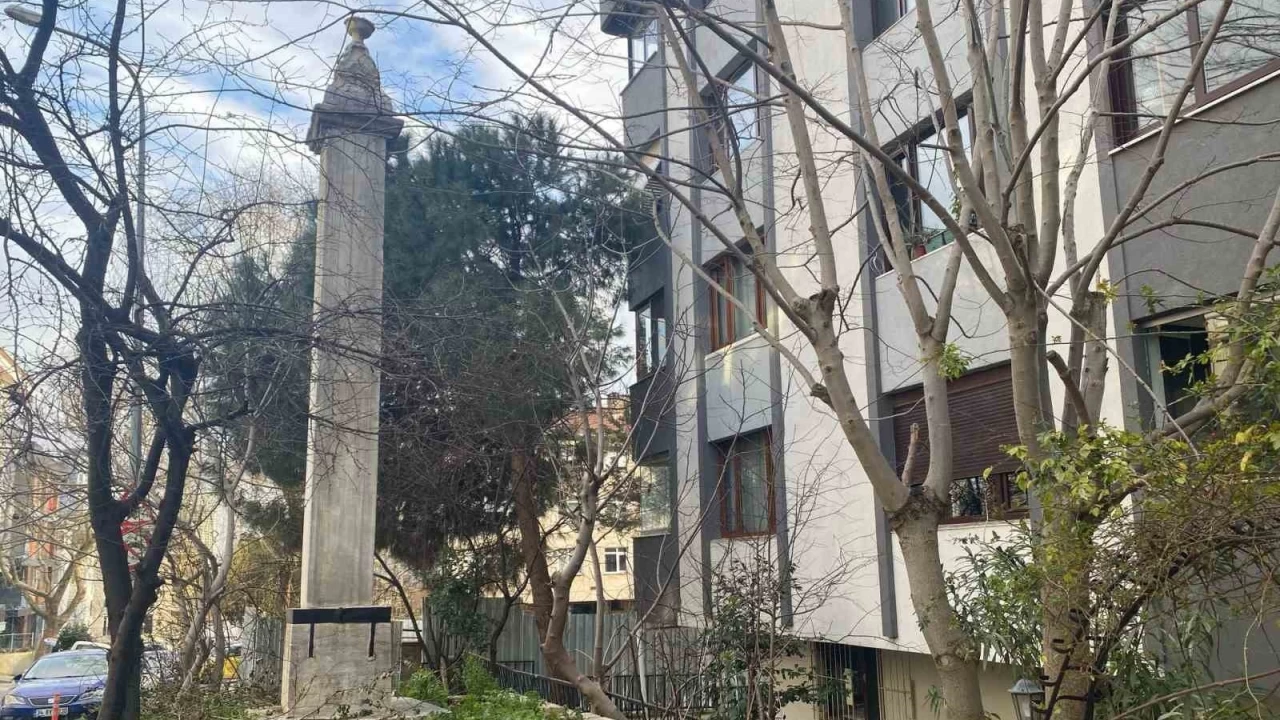 2.Mahmut'un anısı dikilmişti... Apartmanların arasında sıkıştı