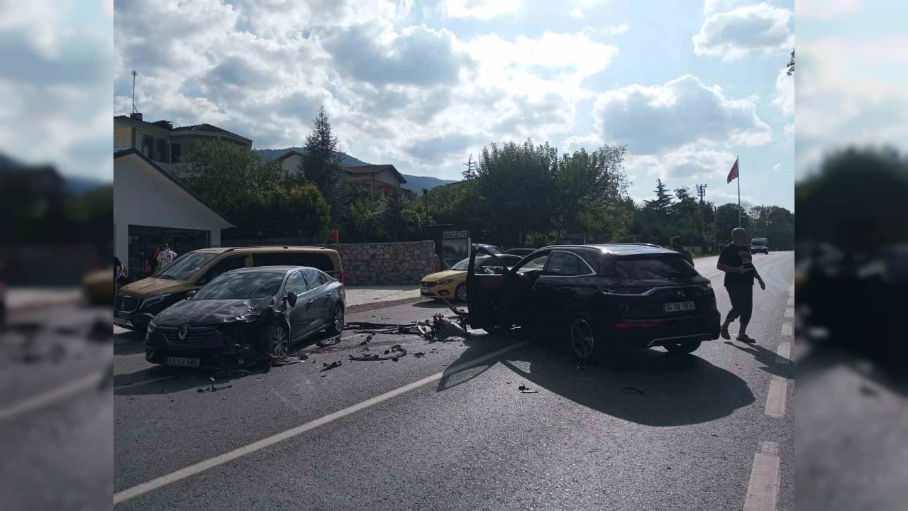 3 aracın karıştığı zincirleme kazada 3 kişi yaralandı