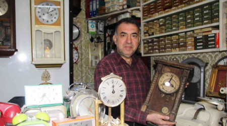 44 yıldır asırlık saatleri tamir ediyor