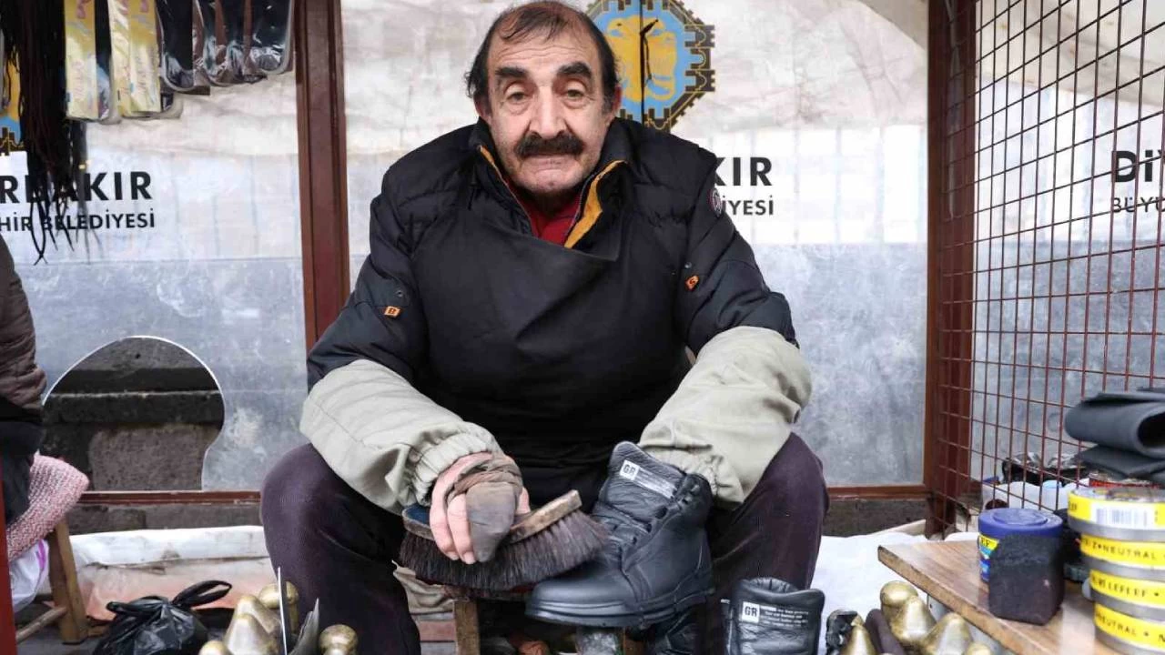 46 y�ld�r ayn� yerde ayakkab� boyuyor